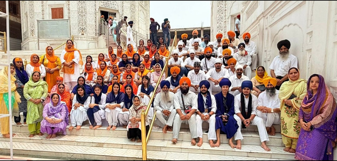 Khalsa College staff and students performed seva at Sri Darbar Sahib with enthusiasm.